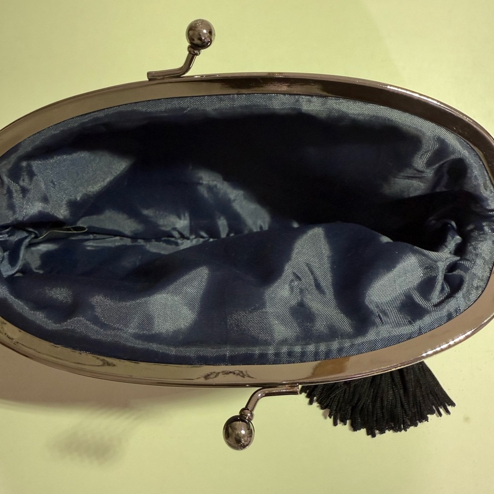 VINTAGE ELEGANT NAVY/BLACK CLUTCH WITH EMBROIDERED FLOWERS & TASSEL - Picture 7 of 9